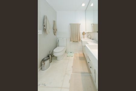 Apartamento à venda com 199m², 4 quartos e 4 vagasBanheiro suíte 2