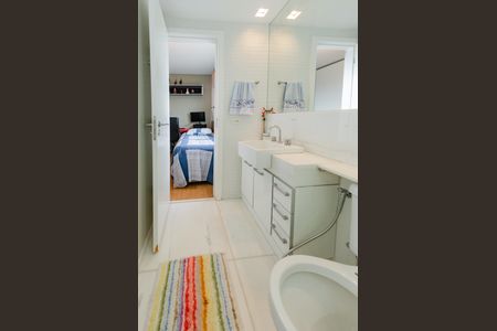 Apartamento à venda com 199m², 4 quartos e 4 vagasBanheiro suíte 1