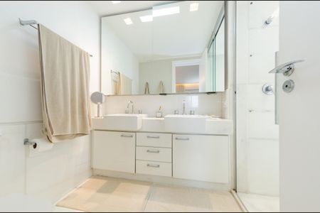 Apartamento à venda com 199m², 4 quartos e 4 vagasBanheiro suíte 2