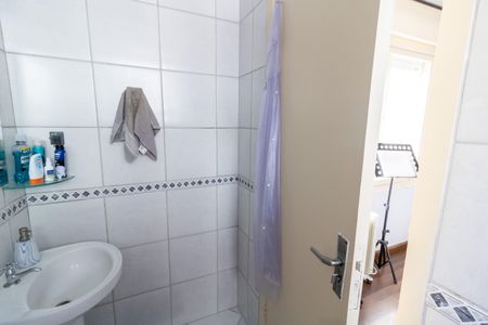 Banheiro de kitnet/studio à venda com 1 quarto, 26m² em Santana, Porto Alegre