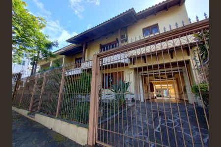 Casa para alugar com 475m², 6 quartos e 7 vagas Casa para alugar com 475m², 6 quartos e 7 vagasFachada