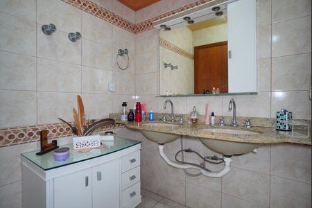 Casa para alugar com 475m², 6 quartos e 7 vagasBanheiro da Suíte