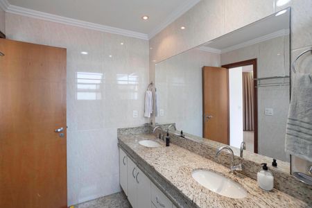 Apartamento à venda com 364m², 4 quartos e 4 vagasBanheiro da suíte 3