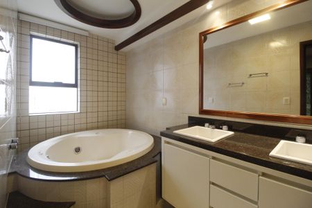 Apartamento para alugar com 261m², 4 quartos e 2 vagasBanheiro da Suíte 1