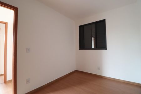 Quarto 1 de apartamento para alugar com 2 quartos, 58m² em Shopping Park, Uberlândia