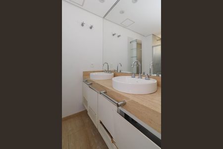 Apartamento à venda com 215m², 3 quartos e 4 vagasBanheiro da Suíte