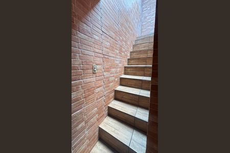 Casa à venda com 102m², 3 quartos e 1 vaga Casa à venda com 102m², 3 quartos e 1 vagaEscada