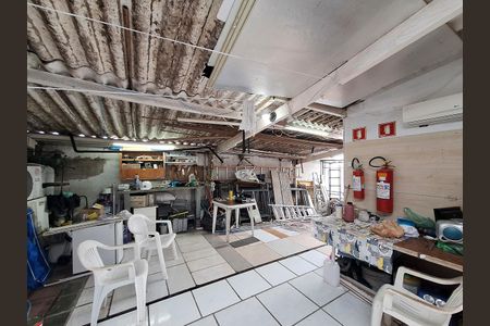 Casa à venda com 191m², 2 quartos e 3 vagas Casa à venda com 191m², 2 quartos e 3 vagasQuntal