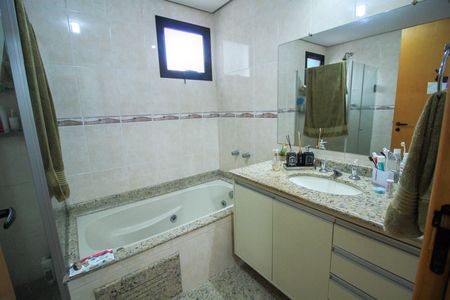 Apartamento à venda com 120m², 3 quartos e 3 vagas Apartamento à venda com 120m², 3 quartos e 3 vagasBanheiro da Suíte