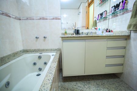 Apartamento à venda com 120m², 3 quartos e 3 vagas Apartamento à venda com 120m², 3 quartos e 3 vagasBanheiro da Suíte