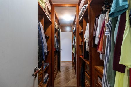 Casa à venda com 125m², 4 quartos e 4 vagas Casa à venda com 125m², 4 quartos e 4 vagasCloset da suíte
