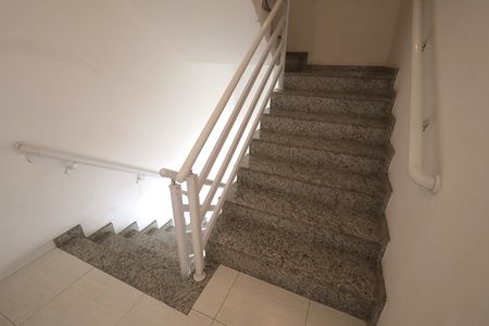 Apartamento para alugar com 54m², 2 quartos e 1 vaga Apartamento para alugar com 54m², 2 quartos e 1 vagaEscada