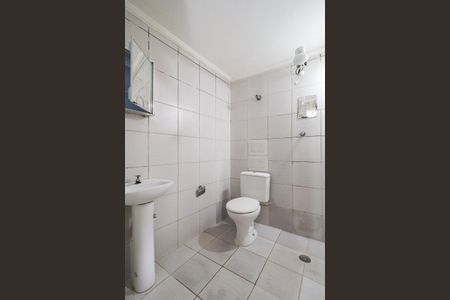 Banheiro da Suíte de casa para alugar com 1 quarto, 25m² em Parque Industrial das Oliveiras, Taboão da Serra