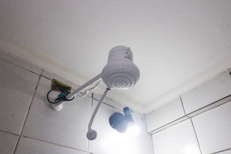 Banheiro da Suíte de casa para alugar com 1 quarto, 25m² em Parque Industrial das Oliveiras, Taboão da Serra