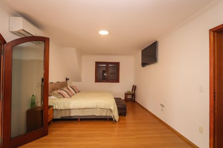 Casa à venda com 350m², 5 quartos e 5 vagasSuíte