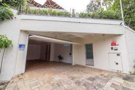 Casa à venda com 350m², 4 quartos e 3 vagasFachada