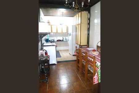 Casa à venda com 3 quartos, 200m² em Jardim Itacolomi, São Paulo