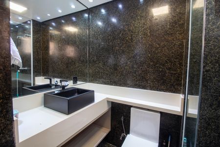 Banheiro do Quarto 1 de apartamento para alugar com 2 quartos, 110m² em Conjunto Promorar Raposo Tavares, São Paulo