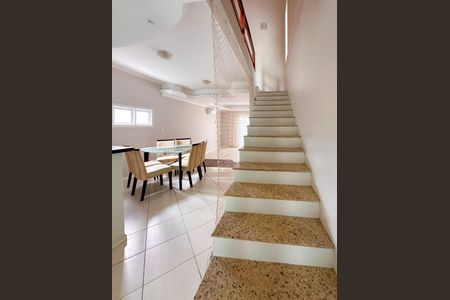 Casa para alugar com 90m², 2 quartos e 1 vagaEscada