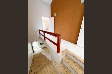 Casa para alugar com 90m², 2 quartos e 1 vagaEscada