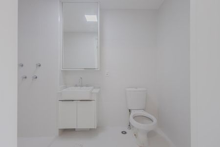 Banheiro de kitnet/studio para alugar com 1 quarto, 28m² em Perdizes, São Paulo