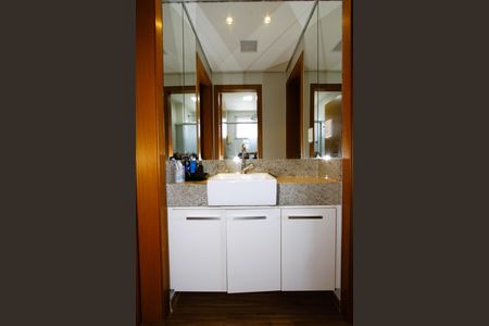 Apartamento à venda com 140m², 4 quartos e 4 vagasBanheiro do Quarto 2 e 3