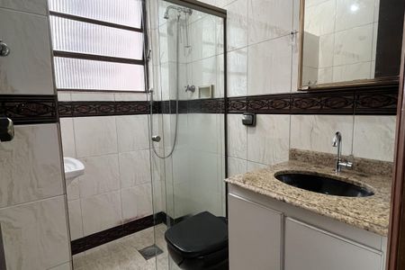 Banheiro de apartamento para alugar com 1 quarto, 47m² em Ponta da Praia, Santos