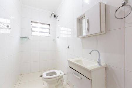 Banheiro de casa para alugar com 2 quartos, 60m² em Parque Guarani, São Paulo