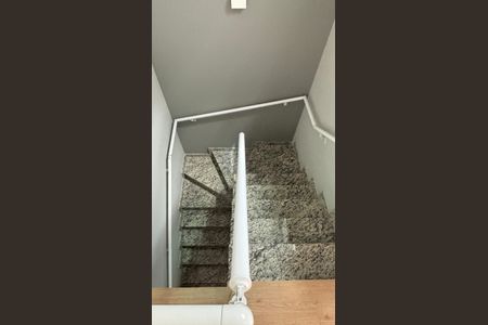 Casa à venda com 104m², 2 quartos e 2 vagas Casa à venda com 104m², 2 quartos e 2 vagasEscada