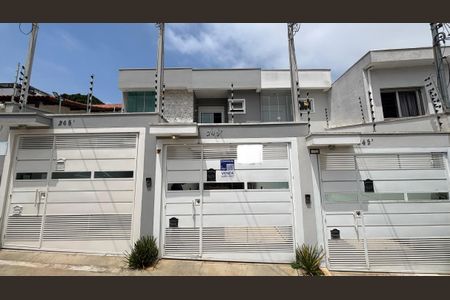 Casa à venda com 104m², 2 quartos e 2 vagas Casa à venda com 104m², 2 quartos e 2 vagasFachada