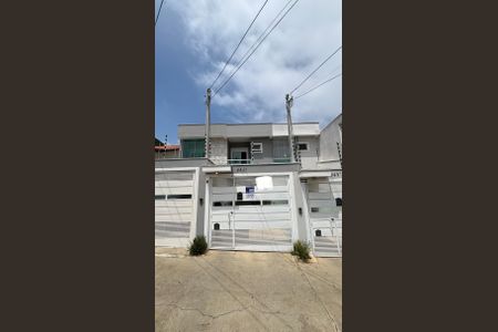 Casa à venda com 104m², 2 quartos e 2 vagas Casa à venda com 104m², 2 quartos e 2 vagasFachada