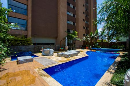 Apartamento à venda com 160m², 3 quartos e 3 vagas Apartamento à venda com 160m², 3 quartos e 3 vagasÁrea comum - Piscina
