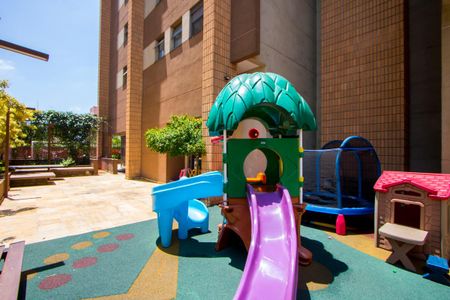 Apartamento à venda com 160m², 3 quartos e 3 vagas Apartamento à venda com 160m², 3 quartos e 3 vagasÁrea comum - Playground