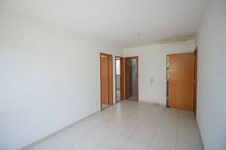 Sala de casa de condomínio à venda com 2 quartos, 49m² em Chácara Contagem, Contagem