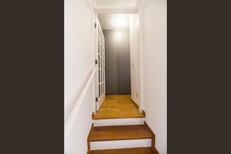 Casa de condomínio para alugar com 163m², 1 quarto e 2 vagas Casa de condomínio para alugar com 163m², 1 quarto e 2 vagasEscada