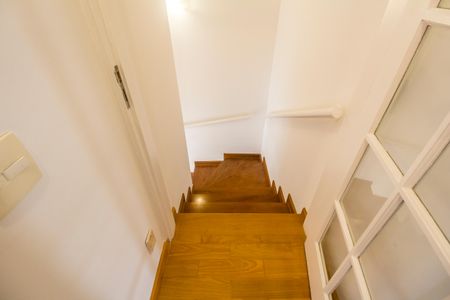 Casa de condomínio para alugar com 163m², 1 quarto e 2 vagas Casa de condomínio para alugar com 163m², 1 quarto e 2 vagasEscada