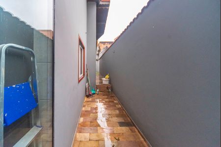 Casa à venda com 182m², 3 quartos e 2 vagas Casa à venda com 182m², 3 quartos e 2 vagasQuintal e corredor Externo