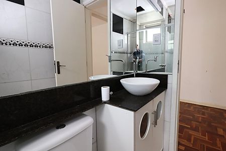 Banheiro de apartamento à venda com 1 quarto, 44m² em Jardim Itu, Porto Alegre