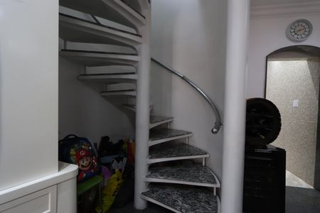 Casa à venda com 312m², 3 quartos e 3 vagasEscada