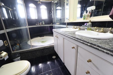 Casa à venda com 312m², 3 quartos e 3 vagasBanheiro da Suíte