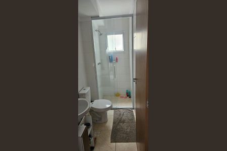 Banheiro de apartamento para alugar com 2 quartos, 58m² em Guilhermina, Praia Grande