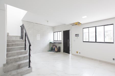 Casa à venda com 90m², 2 quartos e 2 vagasSala