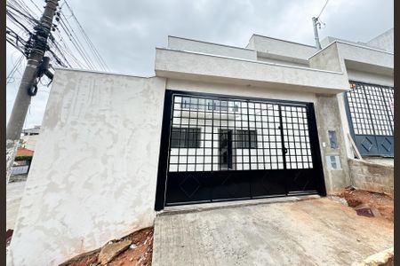 Casa à venda com 90m², 2 quartos e 2 vagasFachada 