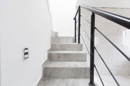 Casa à venda com 90m², 2 quartos e 2 vagasEscada 