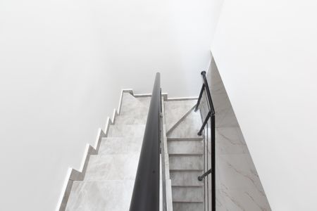 Casa à venda com 90m², 2 quartos e 2 vagasEscada 