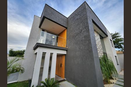 Casa à venda com 220m², 3 quartos e 4 vagasFachada