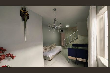 Casa à venda com 250m², 3 quartos e 2 vagas Casa à venda com 250m², 3 quartos e 2 vagasSala