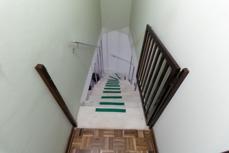 Casa à venda com 178m², 3 quartos e 2 vagas Casa à venda com 178m², 3 quartos e 2 vagasEscada