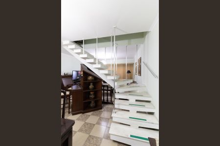 Casa à venda com 178m², 3 quartos e 2 vagas Casa à venda com 178m², 3 quartos e 2 vagasEscada