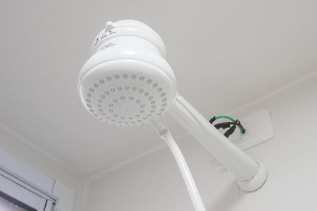 Banheiro de kitnet/studio para alugar com 1 quarto, 18m² em Vila das Belezas, São Paulo